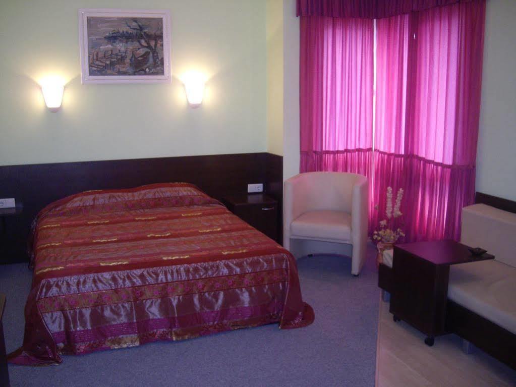 Family Hotel Avramov 비딘 외부 사진